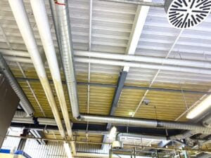 nettoyage industriel du plafond des halls