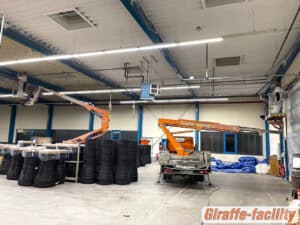 peinture du plafond dans le hall de production, nettoyage des installations électriques